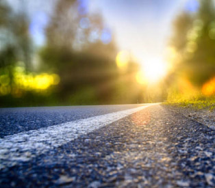 Straße, die in Richtung Sonnenlicht führt
